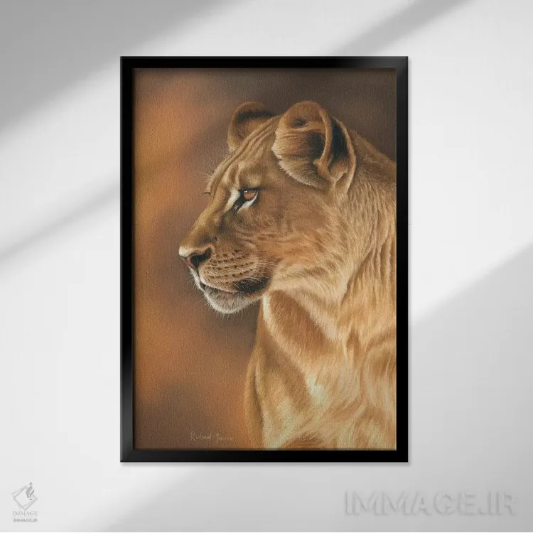تابلو دکوراتیو پرتره شیر ماده اثر ریچارد مک وی - نمای قابدار مشکی