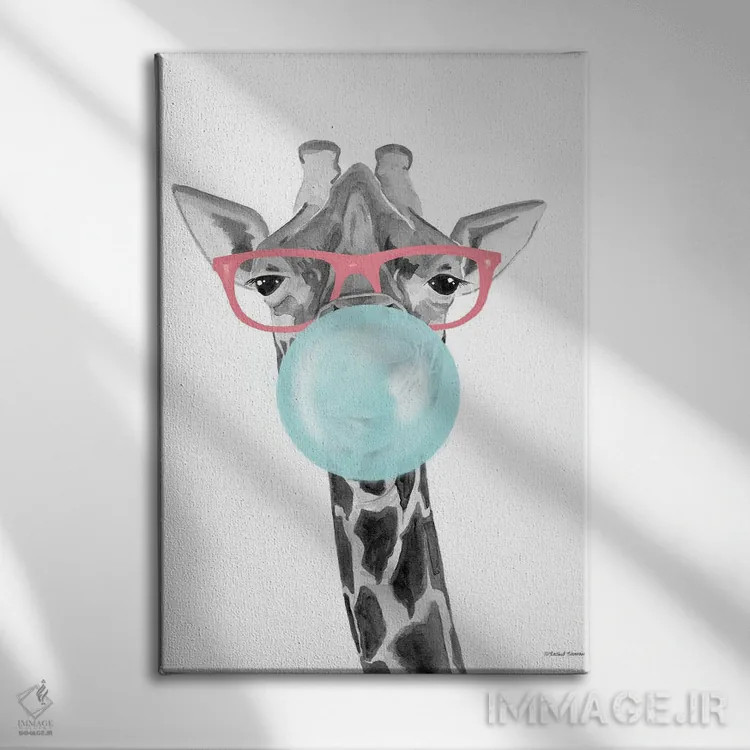 تابلو دکوراتیو زرافه آدامس بادکنکی اثر ریچل نیمان - نمای روبهرو روی دیوار