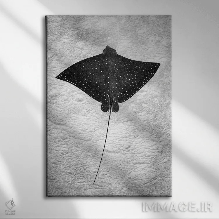 تابلو دکوراتیو سفره ماهی خال دار عقابی عمودی اثر جردن رابینز - نمای روبهرو روی دیوار
