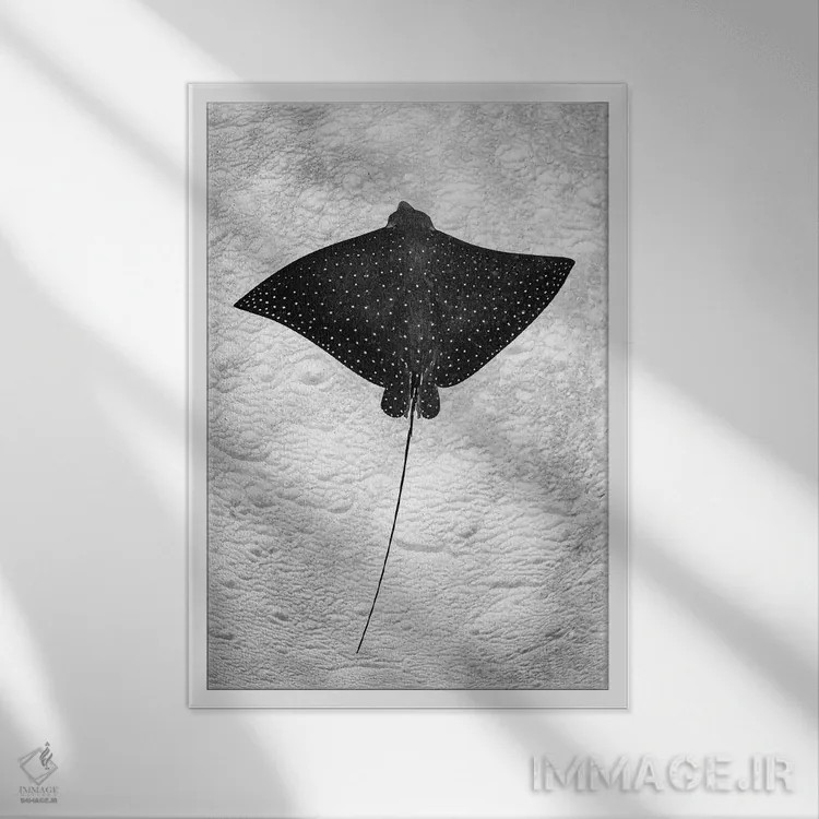 تابلو دکوراتیو سفره ماهی خال دار عقابی عمودی اثر جردن رابینز - نمای قابدار سفید