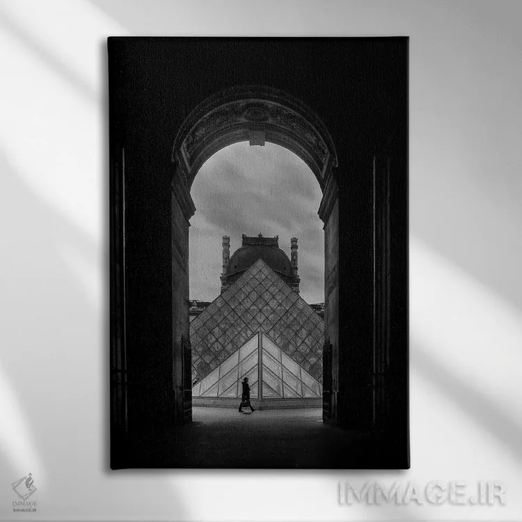 تابلو دکوراتیو هرم شیشه ای لوور اثر رز پالنیسانو - نمای روبهرو روی دیوار