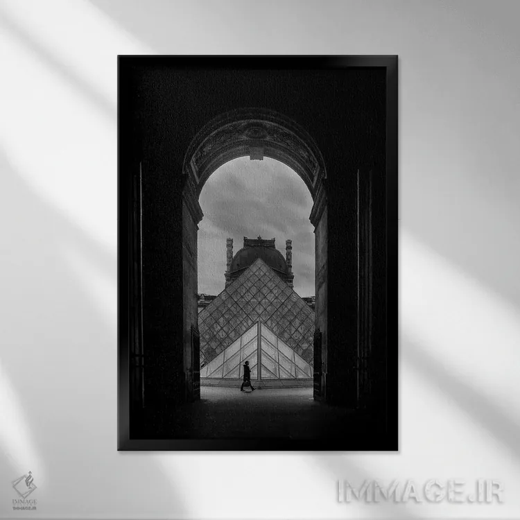 تابلو دکوراتیو هرم شیشه ای لوور اثر رز پالنیسانو - نمای قابدار مشکی