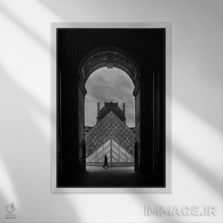تابلو دکوراتیو هرم شیشه ای لوور اثر رز پالنیسانو - نمای قابدار سفید