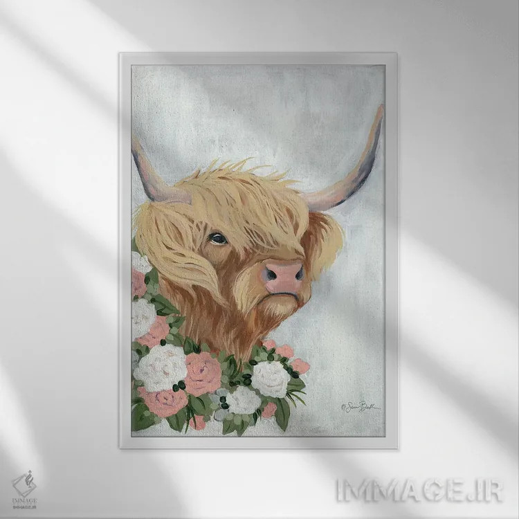 تابلو دکوراتیو گاو کوهستانی گلداری اثر سارا بیکر - نمای قابدار سفید