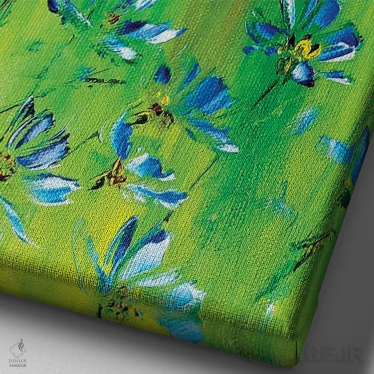 تابلو دکوراتیو چمنزار سبز با گل های بابونه اثر مارینا اسکرمووا - نمای نزدیک بافت بوم