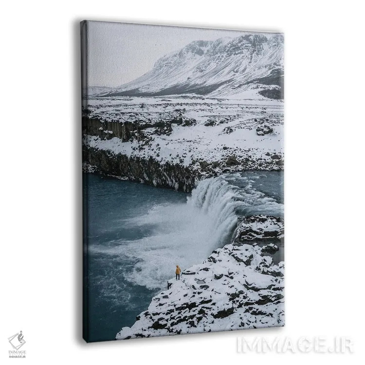 تابلو دکوراتیو فرد کوچکی ایستاده در مقابل آبشار ایسلندی اثر مایکل شاور - نمای پرسپکتیو محصول