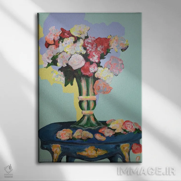 تابلو دکوراتیو گلدان گل روی میز آبی اثر سرینا سینگ - نمای روبهرو روی دیوار