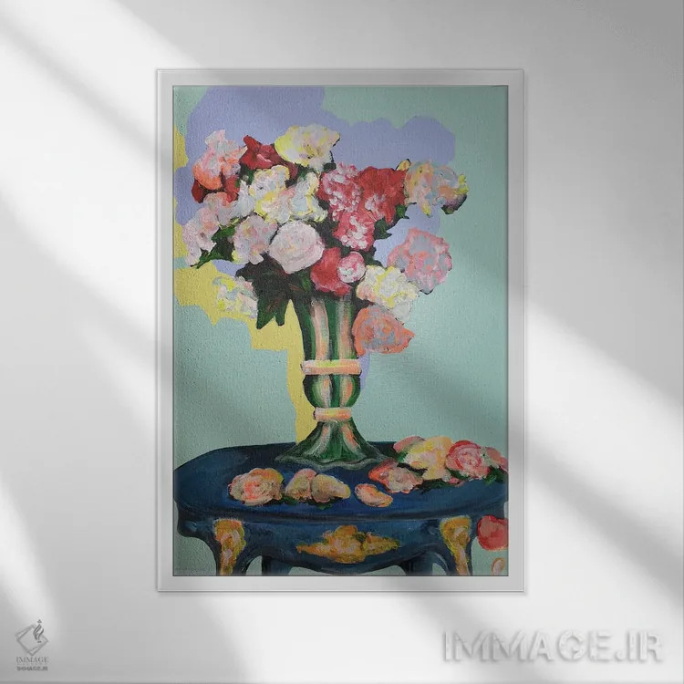 تابلو دکوراتیو گلدان گل روی میز آبی اثر سرینا سینگ - نمای قابدار سفید