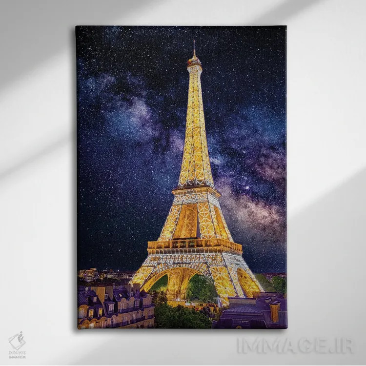 تابلو دکوراتیو Eiffel Tower Paris,زیر ستارگان، برج ایفل پاریس اثر سوزانه کرمر - نمای روبهرو روی دیوار