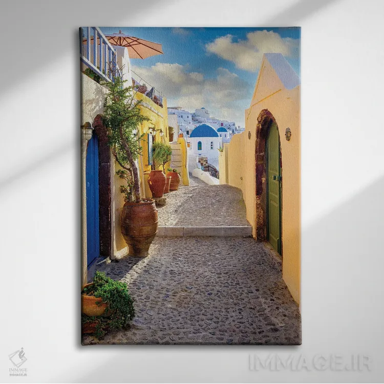 تابلو دکوراتیو Oia Santorini, Greece,خیابان باریک به سوی گنبد آبی، اویا سا… اثر سوزانه کرمر - نمای روبهرو روی دیوار