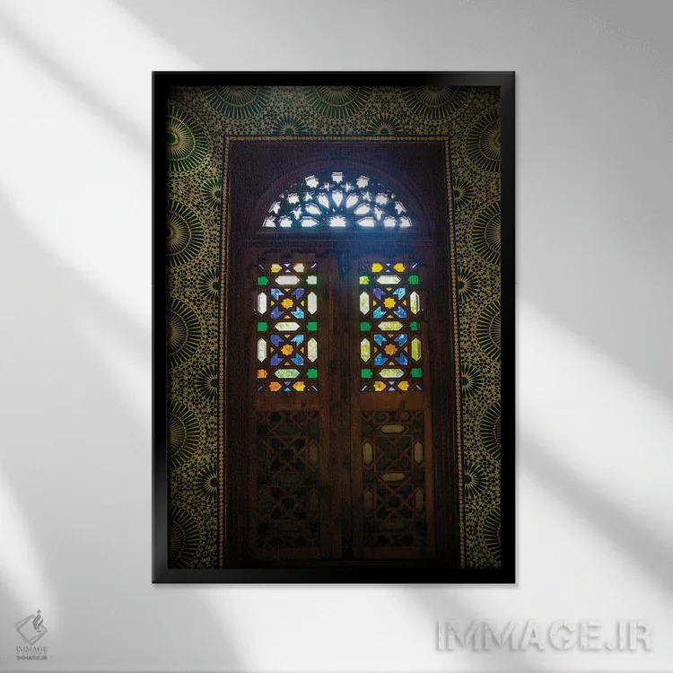 تابلو دکوراتیو Morocco. Moroccan stained glass in wooden door,مراکش، مراکش.… اثر جولی سیندا - نمای قابدار مشکی