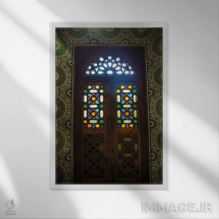 تابلو دکوراتیو Morocco. Moroccan stained glass in wooden door,مراکش، مراکش.… اثر جولی سیندا - نمای قابدار سفید