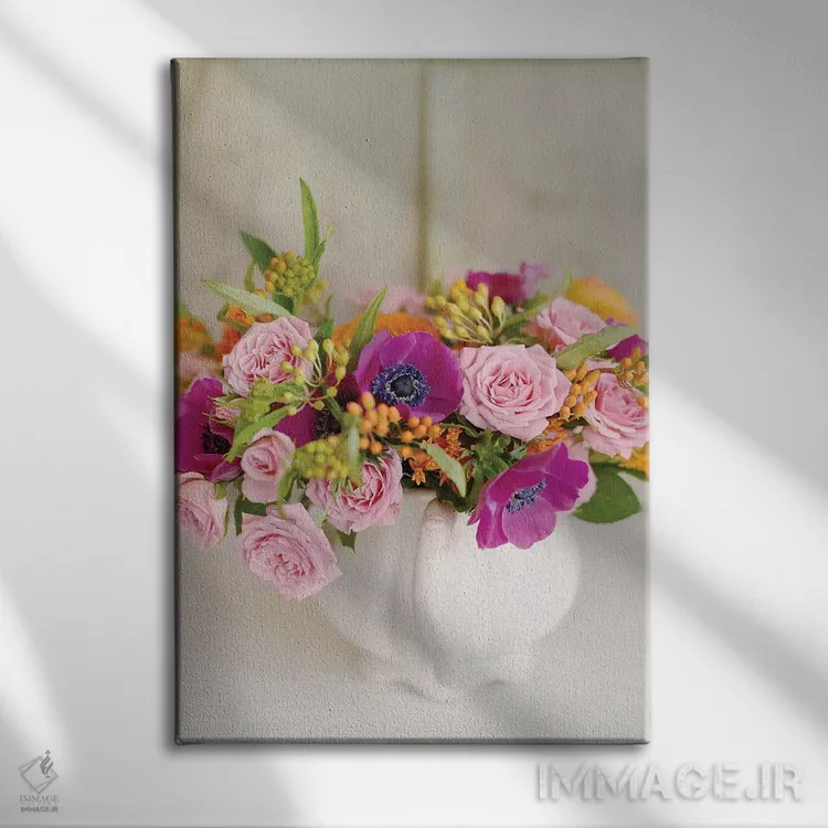 تابلو دکوراتیو دسته گل درخشان اثر سارا گاردنر - نمای روبهرو روی دیوار