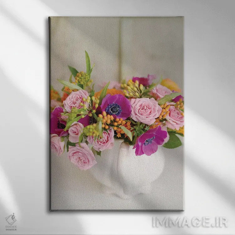 تابلو دکوراتیو دسته گل درخشان اثر سارا گاردنر - نمای روبهرو روی دیوار