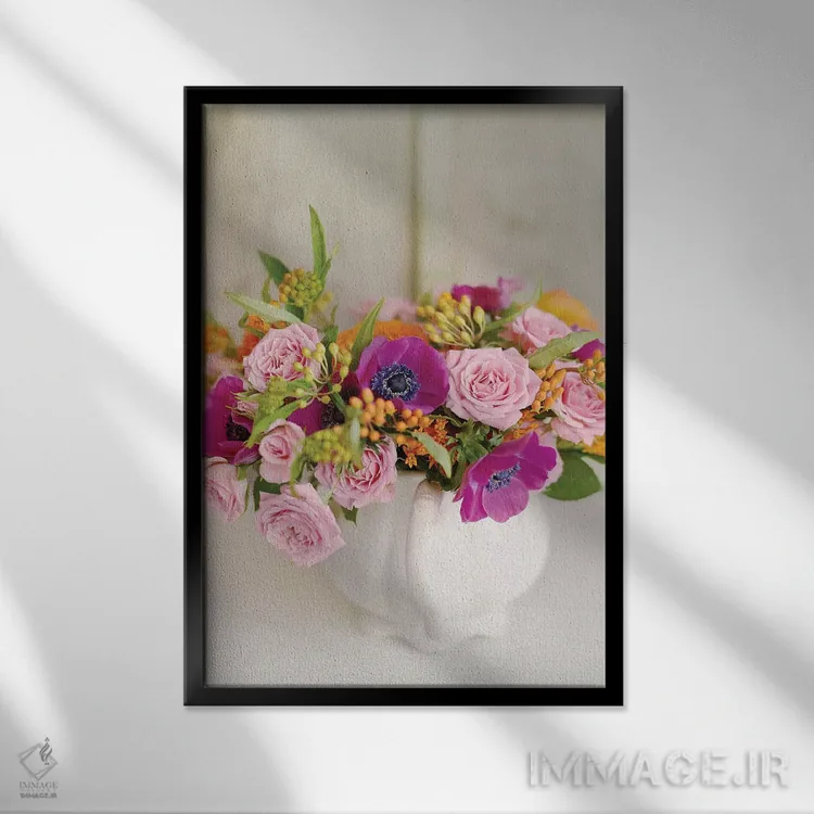 تابلو دکوراتیو دسته گل درخشان اثر سارا گاردنر - نمای قابدار مشکی