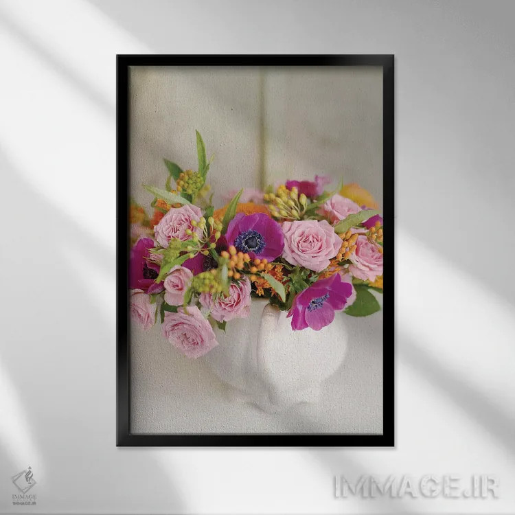 تابلو دکوراتیو دسته گل درخشان اثر سارا گاردنر - نمای قابدار مشکی