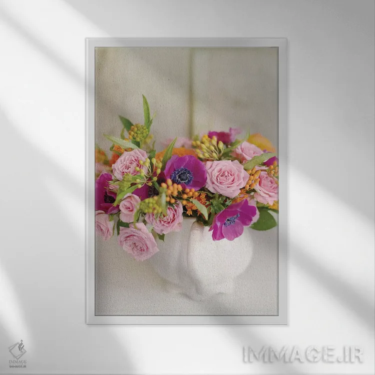 تابلو دکوراتیو دسته گل درخشان اثر سارا گاردنر - نمای قابدار سفید