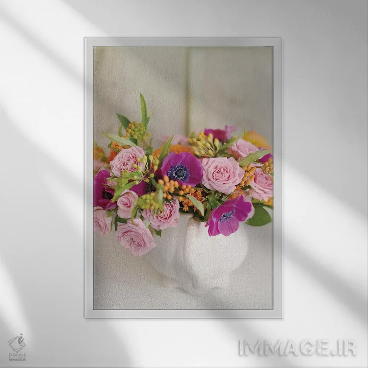 تابلو دکوراتیو دسته گل درخشان اثر سارا گاردنر - نمای قابدار سفید