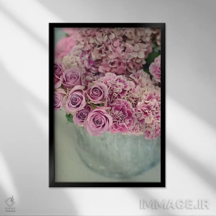 تابلو دکوراتیو پر از زیبایی اثر سارا گاردنر - نمای قابدار مشکی