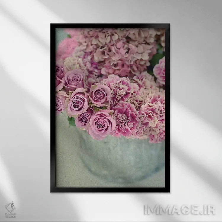 تابلو دکوراتیو پر از زیبایی اثر سارا گاردنر - نمای قابدار مشکی