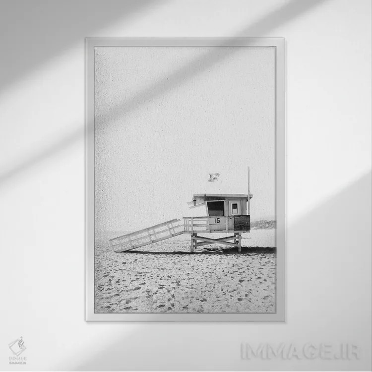 تابلو دکوراتیو کلبه نجات غریق در سیاه و سفید اثر سیسی و سب - نمای قابدار سفید