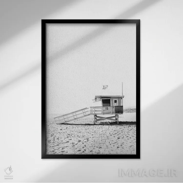 تابلو دکوراتیو کلبه نجات غریق در سیاه و سفید اثر سیسی و سب - نمای قابدار مشکی