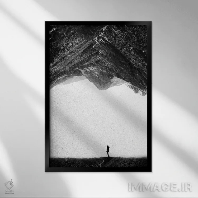 تابلو دکوراتیو گم شده در انزوا اثر استویان هیتروف - نمای قابدار مشکی