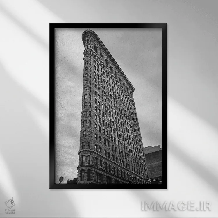 تابلو دکوراتیو ساختمان فلت آیرون اثر سوزان ویزواری - نمای قابدار مشکی