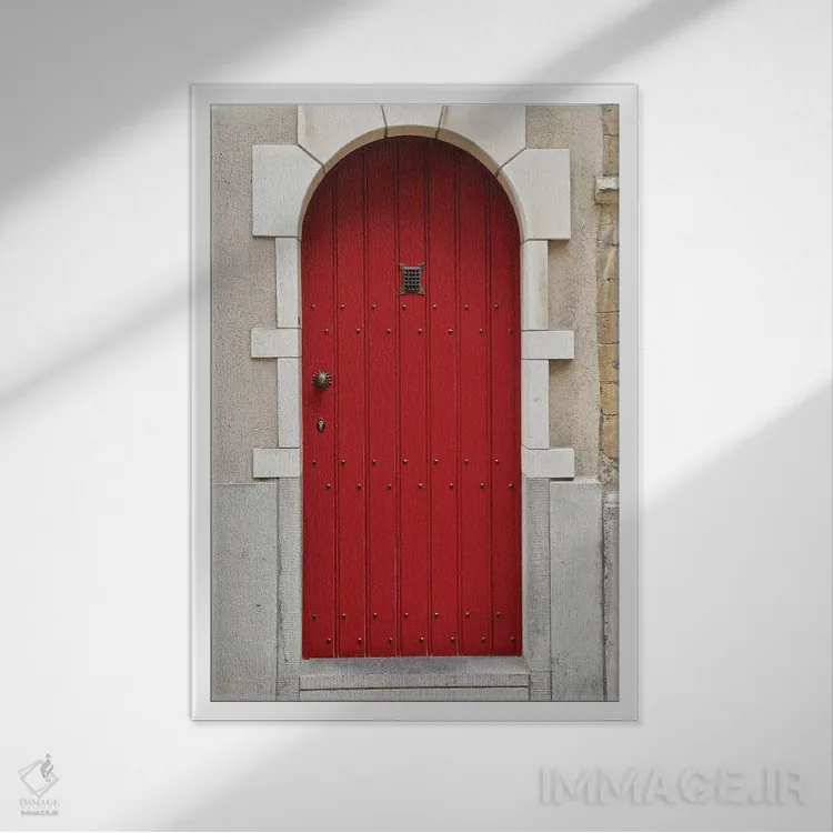 تابلو دکوراتیو در قرمز بلژیک اثر سوزان ویزواری - نمای قابدار سفید