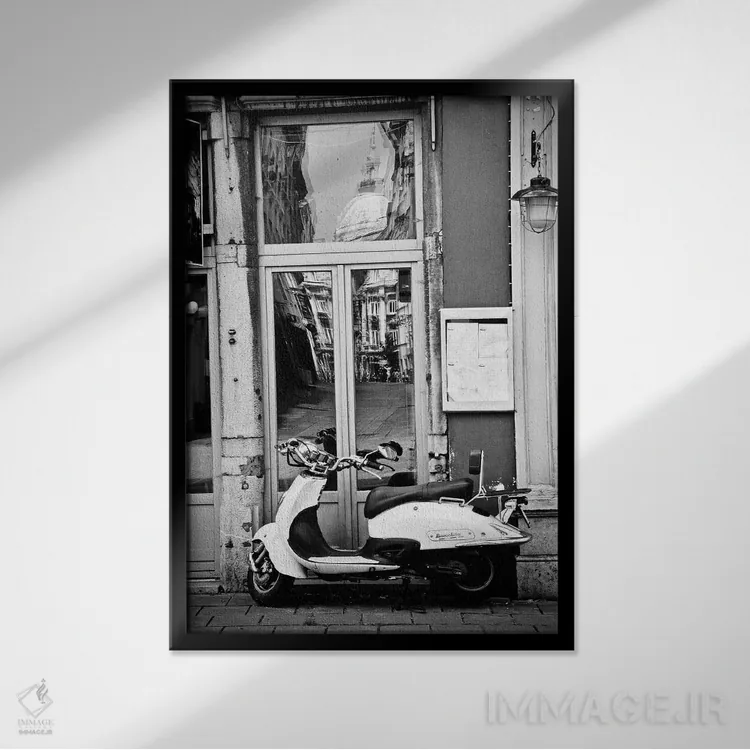 تابلو دکوراتیو اسکوتر بازتابنده اثر سوزان ویزواری - نمای قابدار مشکی