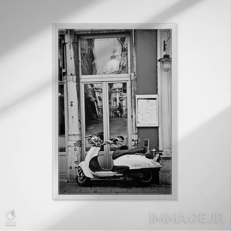 تابلو دکوراتیو اسکوتر بازتابنده اثر سوزان ویزواری - نمای قابدار سفید
