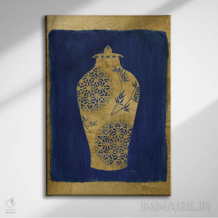 تابلو دکوراتیو گلدان یاقوت و طلا ۲ اثر توا استودیوز - نمای روبهرو روی دیوار