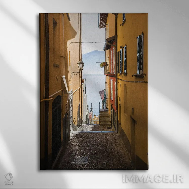 تابلو دکوراتیو Varenna, Italy,خیابان زرد منتهی به دریاچه کومو، وارنا، ای… اثر ماتئو کولومبو - نمای روبهرو روی دیوار