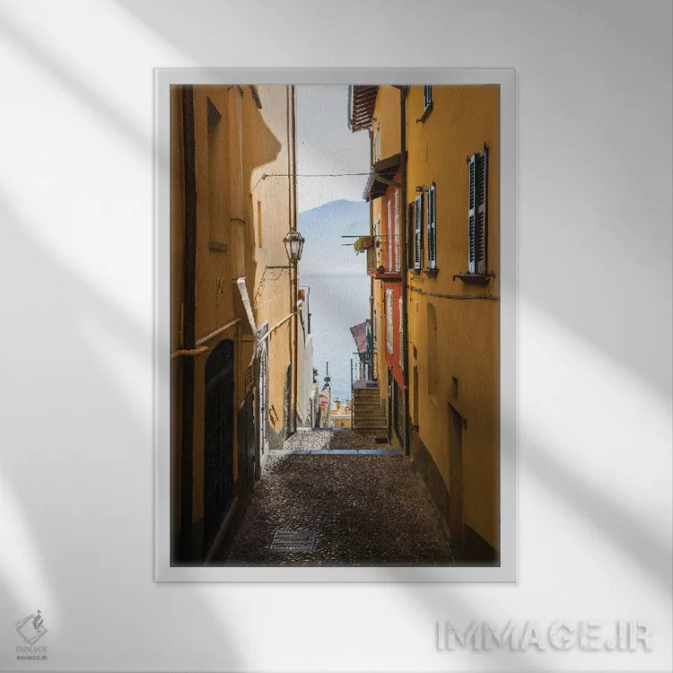 تابلو دکوراتیو Varenna, Italy,خیابان زرد منتهی به دریاچه کومو، وارنا، ای… اثر ماتئو کولومبو - نمای قابدار سفید