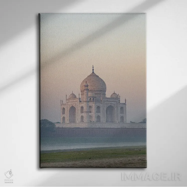 تابلو دکوراتیو India,طلوع مه آلود در تاج محل، هند اثر ماتئو کولومبو - نمای روبهرو روی دیوار