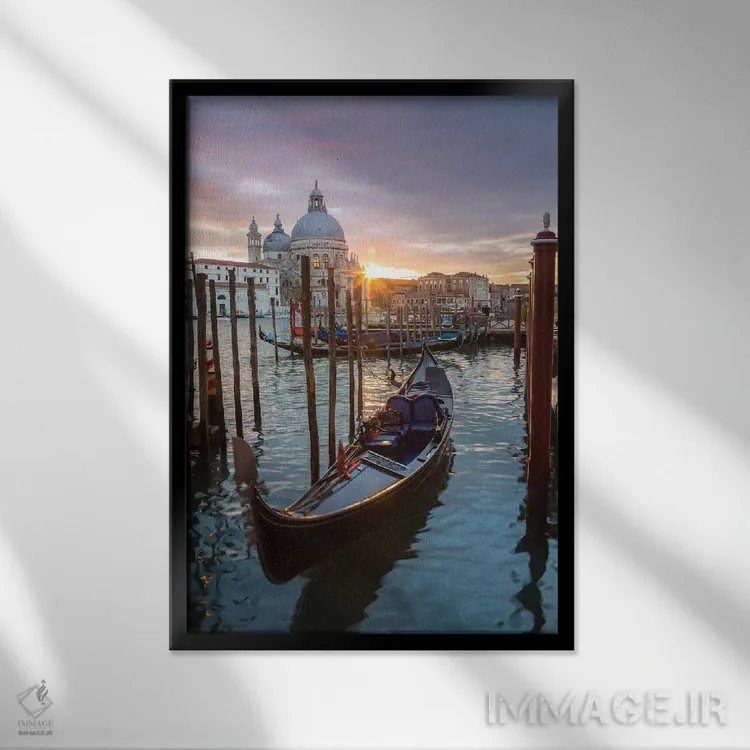 تابلو دکوراتیو Venice,گوندولا هنگام غروب، ونیز اثر ماتئو کولومبو - نمای قابدار مشکی