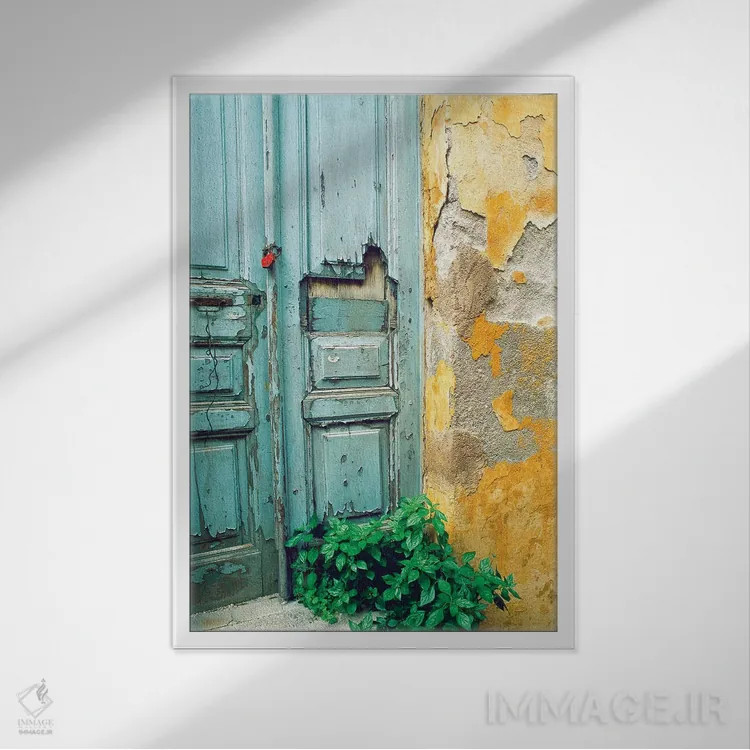 تابلو دکوراتیو قفل قرمز روی در آبی رنگ و رو رفته اثر تام هازل تاین - نمای قابدار سفید