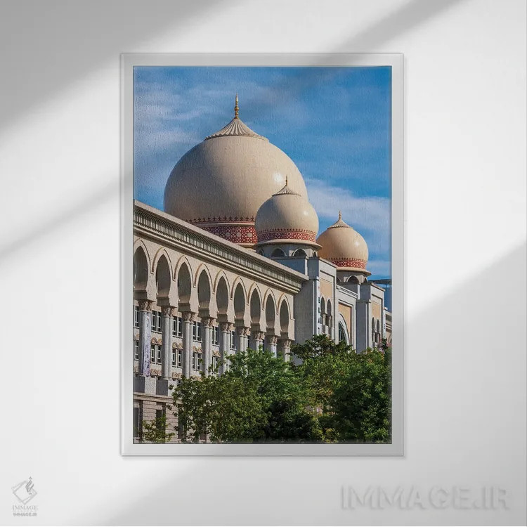 تابلو دکوراتیو کوالالامپور، غرب مالزی؛ گنبد کاخ دادگستری اثر تام هازل تاین - نمای قابدار سفید