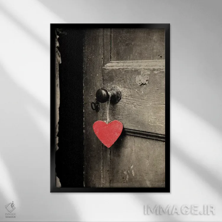 تابلو دکوراتیو درب عتیقه با قلب قرمز اثر تام کوارترمین - نمای قابدار مشکی
