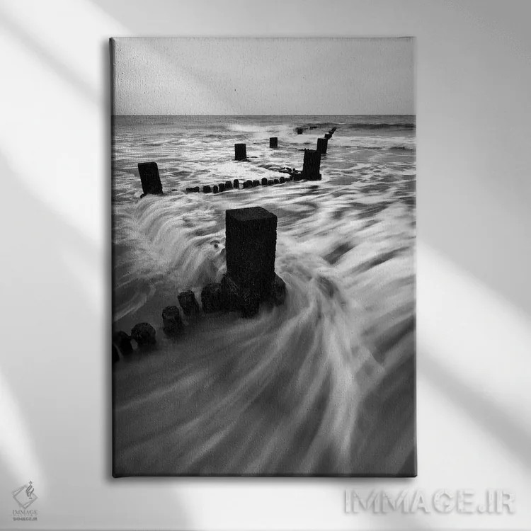 تابلو دکوراتیو منظره دریا سیاه و سفید ۱ اثر تام کوارترمین - نمای روبهرو روی دیوار