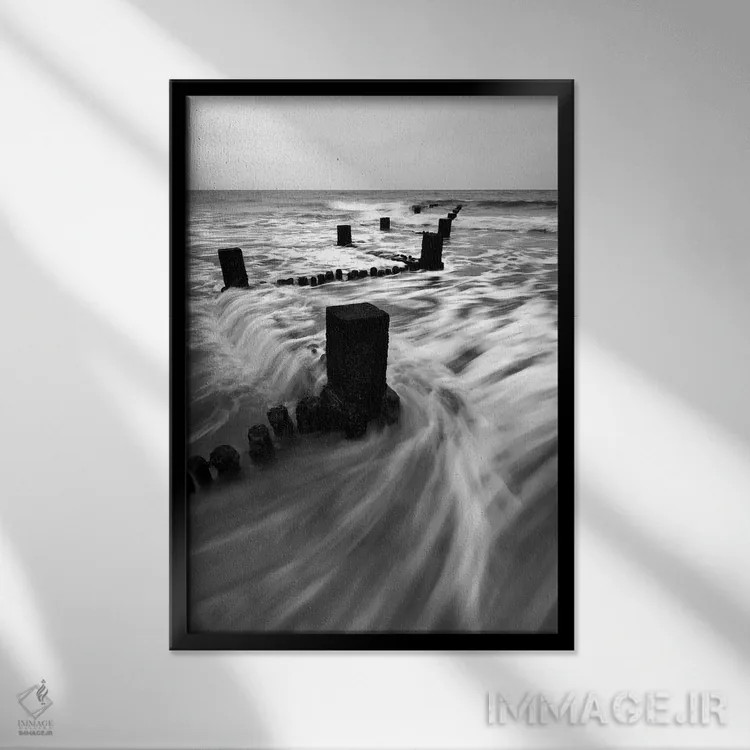 تابلو دکوراتیو منظره دریا سیاه و سفید ۱ اثر تام کوارترمین - نمای قابدار مشکی