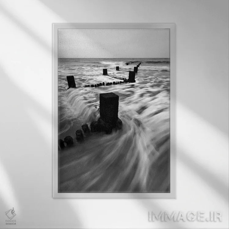 تابلو دکوراتیو منظره دریا سیاه و سفید ۱ اثر تام کوارترمین - نمای قابدار سفید