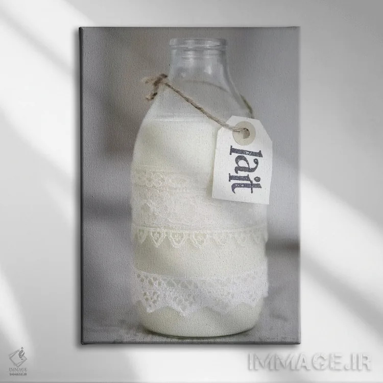 تابلو دکوراتیو بطری شیر با نوشته 'Lait' اثر تام کوارترمین - نمای روبهرو روی دیوار