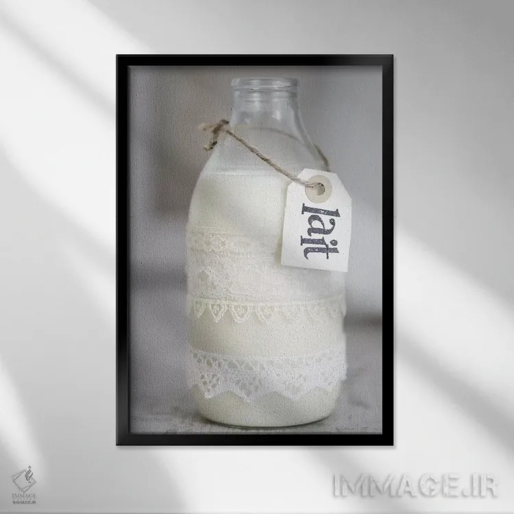 تابلو دکوراتیو بطری شیر با نوشته 'Lait' اثر تام کوارترمین - نمای قابدار مشکی