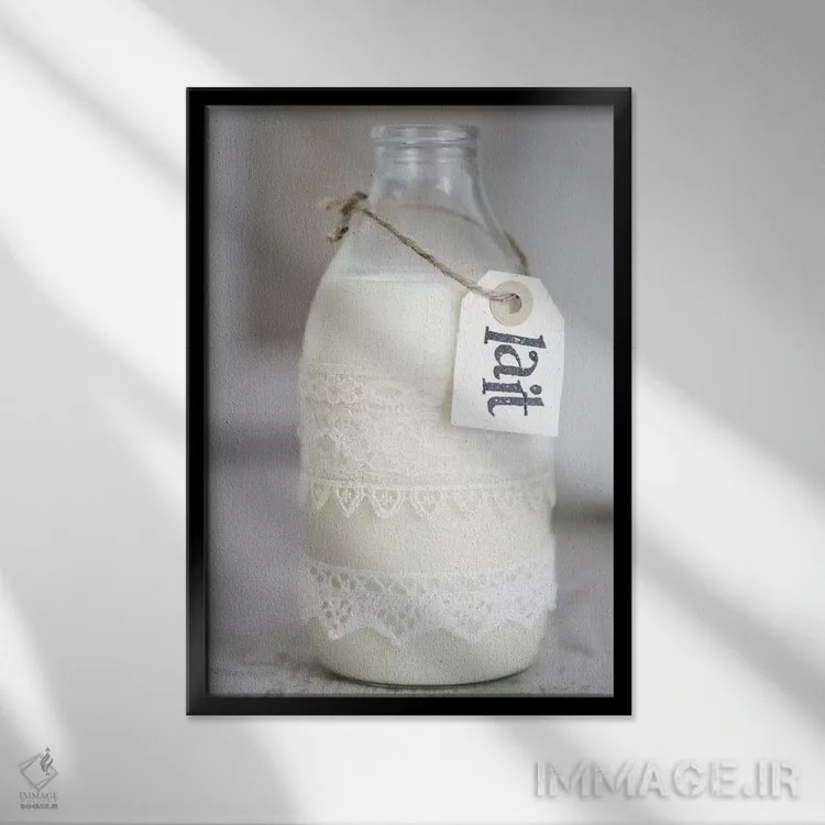 تابلو دکوراتیو بطری شیر با نوشته 'Lait' اثر تام کوارترمین - نمای قابدار مشکی