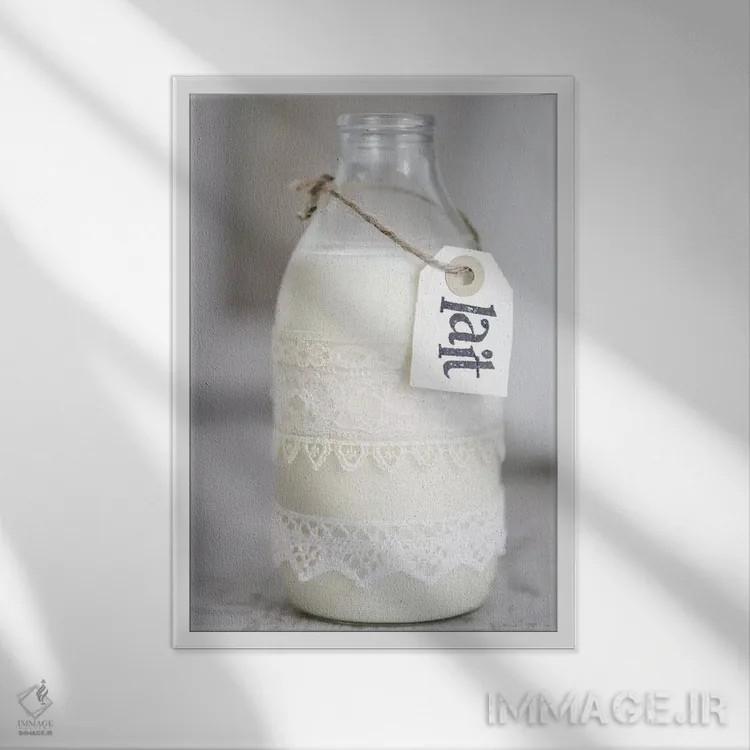 تابلو دکوراتیو بطری شیر با نوشته 'Lait' اثر تام کوارترمین - نمای قابدار سفید