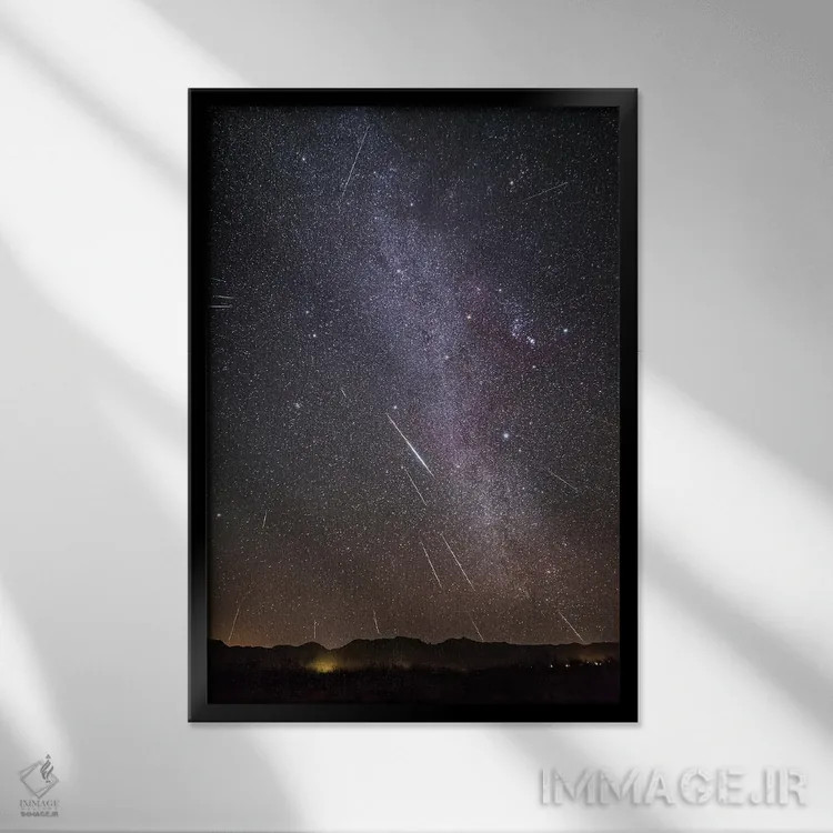 تابلو دکوراتیو بارش شهابی جمنید در منظره ای با قاب کهکشان راه شیری زمستانی اثر آلن دایر - نمای قابدار مشکی