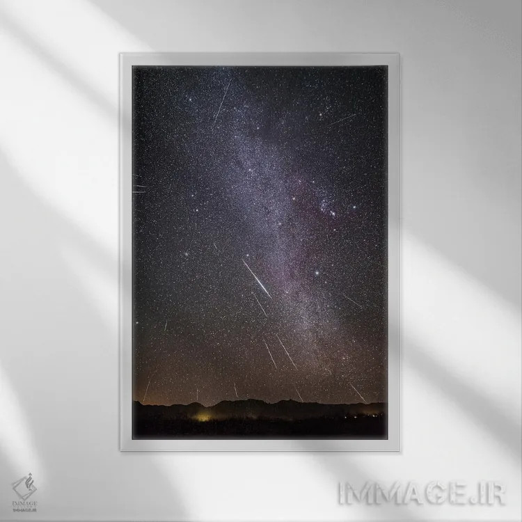 تابلو دکوراتیو بارش شهابی جمنید در منظره ای با قاب کهکشان راه شیری زمستانی اثر آلن دایر - نمای قابدار سفید