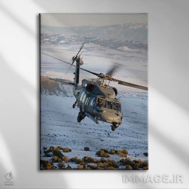 تابلو دکوراتیو هلیکوپتر HH-60G پیوهاوک در مسیر پروازی ارتفاع پایین بر… اثر های-جی پروداکشنز - نمای روبهرو روی دیوار