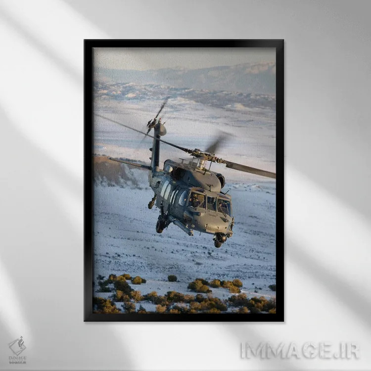تابلو دکوراتیو هلیکوپتر HH-60G پیوهاوک در مسیر پروازی ارتفاع پایین بر… اثر های-جی پروداکشنز - نمای قابدار مشکی